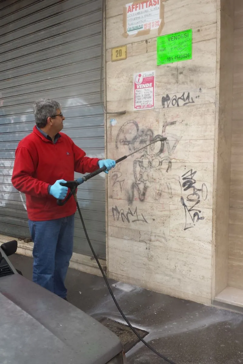 Rimozione graffiti