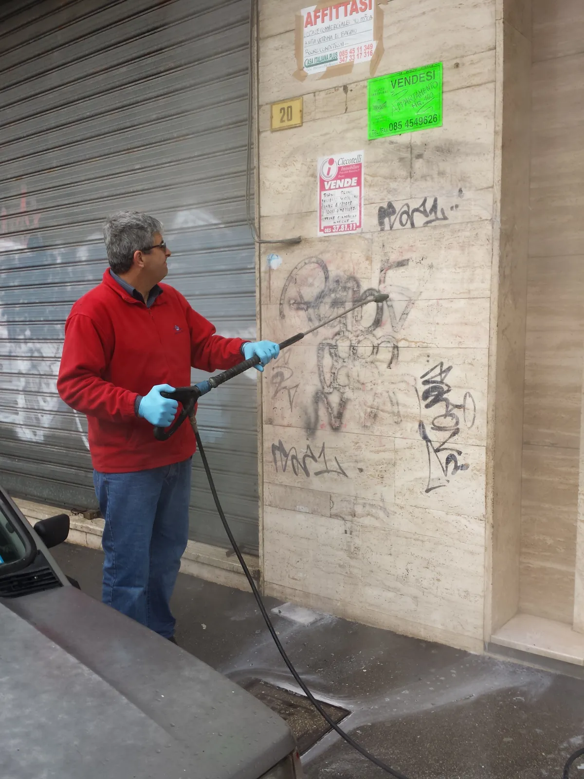 Rimozione graffiti esterno